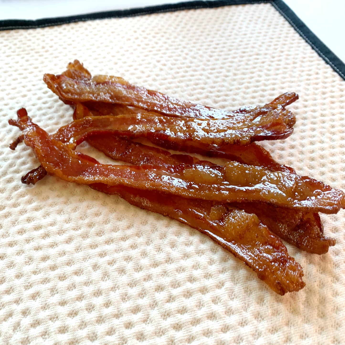 Bacon placed on the Handecloth Mega Grease Absorbing Cloth Sponge